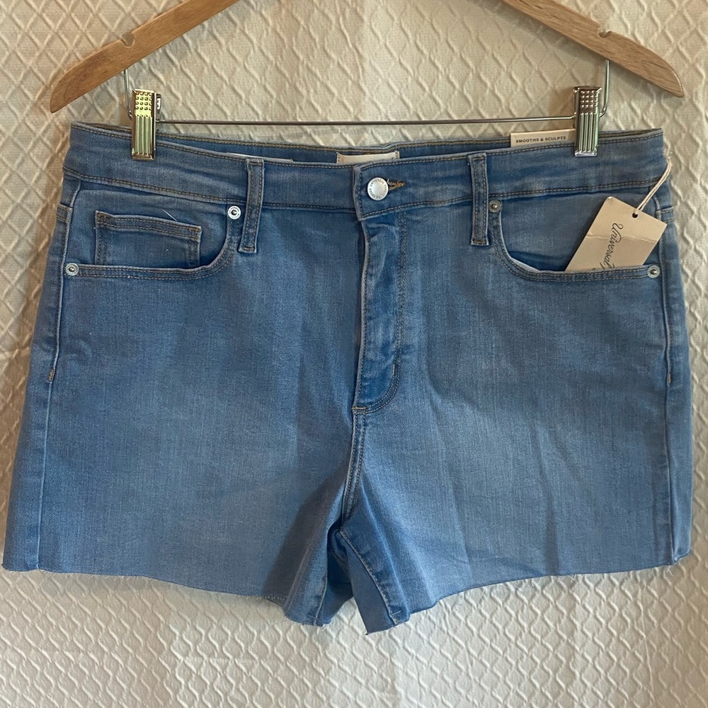 Universal Thread womens high rise midi Jean shorts. Size 14/32R. NWT.